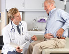Kloubní náhrady: snáší je lépe lidé trpící revmatem, nebo ti s osteoartrózou?