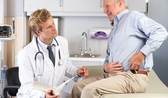 Kloubní náhrady: snáší je lépe lidé trpící revmatem, nebo ti s osteoartrózou?