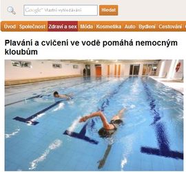 Plavání a cvičení ve vodě pomáhá nemocným kloubům