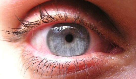 Bolest kloubů a suché oči – co mají společného?