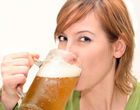 Alkohol může ochránit před vznikem revmatoidní artritidy. Při samotné nemoci na něj raději zapomeňte