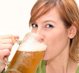 Alkohol může ochránit před vznikem revmatoidní artritidy. Při samotné nemoci na něj raději zapomeňte